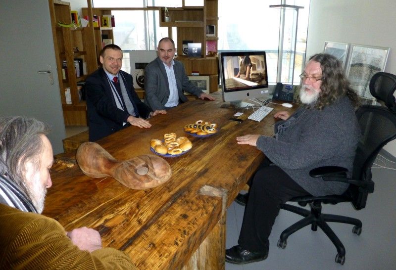 Stovky studentských klauzurních a semestrálních prací, které Ústav umění a designu představil zájemcům ve své nové budově, si prohlédli primátor Martin Baxa a jeho ekonomický náměstek Martin Zrzavecký. Návštěvu v poslední den výstavy (7. února 2013) využili rovněž k jednání s ředitelem Josefem Mišterou. Debatu vedli nejen o provozu nové budovy Ústavu umění a designu, ale rovněž o dalším zapojení tohoto subjektu do projektu Evropské hlavní město kultury 2015. (foto: Z. Kubalová)