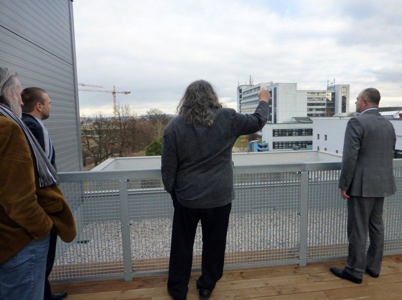 Stovky studentských klauzurních a semestrálních prací, které Ústav umění a designu představil zájemcům ve své nové budově, si prohlédli primátor Martin Baxa a jeho ekonomický náměstek Martin Zrzavecký. Návštěvu v poslední den výstavy (7. února 2013) využili rovněž k jednání s ředitelem Josefem Mišterou. Debatu vedli nejen o provozu nové budovy Ústavu umění a designu, ale rovněž o dalším zapojení tohoto subjektu do projektu Evropské hlavní město kultury 2015. (foto: Z. Kubalová)