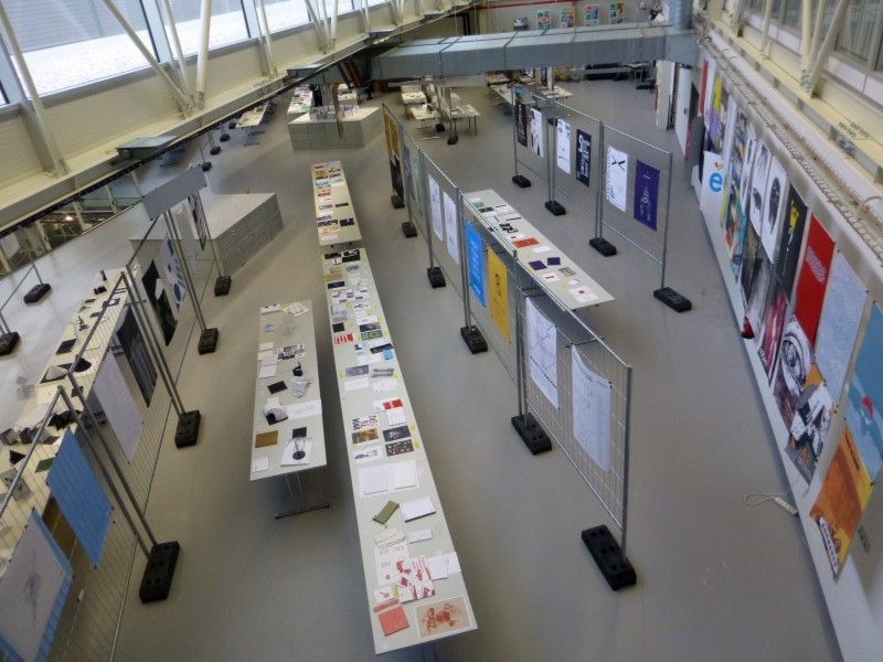 Stovky studentských klauzurních a semestrálních prací, které Ústav umění a designu představil zájemcům ve své nové budově, si prohlédli primátor Martin Baxa a jeho ekonomický náměstek Martin Zrzavecký. Návštěvu v poslední den výstavy (7. února 2013) využili rovněž k jednání s ředitelem Josefem Mišterou. Debatu vedli nejen o provozu nové budovy Ústavu umění a designu, ale rovněž o dalším zapojení tohoto subjektu do projektu Evropské hlavní město kultury 2015. (foto: Z. Kubalová)