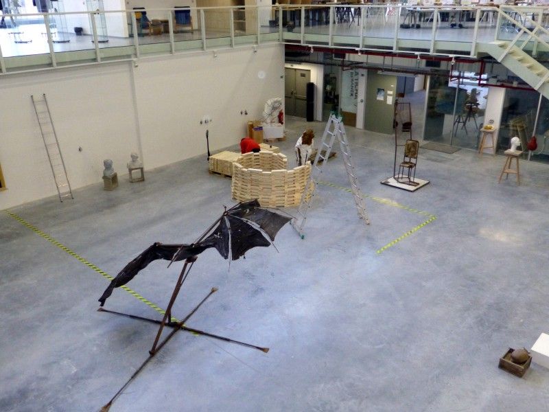 Stovky studentských klauzurních a semestrálních prací, které Ústav umění a designu představil zájemcům ve své nové budově, si prohlédli primátor Martin Baxa a jeho ekonomický náměstek Martin Zrzavecký. Návštěvu v poslední den výstavy (7. února 2013) využili rovněž k jednání s ředitelem Josefem Mišterou. Debatu vedli nejen o provozu nové budovy Ústavu umění a designu, ale rovněž o dalším zapojení tohoto subjektu do projektu Evropské hlavní město kultury 2015. (foto: Z. Kubalová)