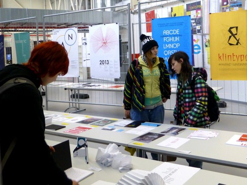 Stovky studentských klauzurních a semestrálních prací, které Ústav umění a designu představil zájemcům ve své nové budově, si prohlédli primátor Martin Baxa a jeho ekonomický náměstek Martin Zrzavecký. Návštěvu v poslední den výstavy (7. února 2013) využili rovněž k jednání s ředitelem Josefem Mišterou. Debatu vedli nejen o provozu nové budovy Ústavu umění a designu, ale rovněž o dalším zapojení tohoto subjektu do projektu Evropské hlavní město kultury 2015. (foto: Z. Kubalová)