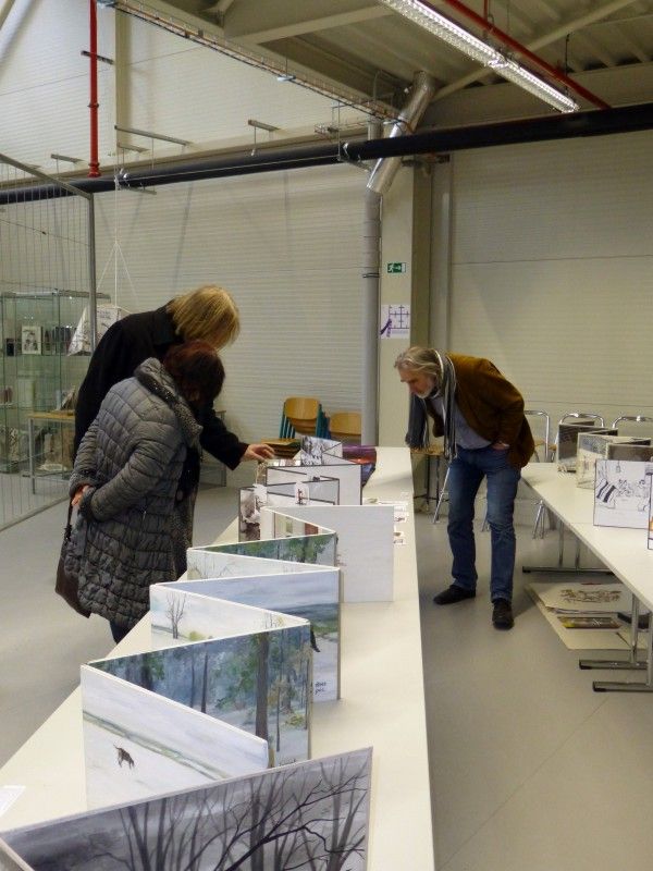 Stovky studentských klauzurních a semestrálních prací, které Ústav umění a designu představil zájemcům ve své nové budově, si prohlédli primátor Martin Baxa a jeho ekonomický náměstek Martin Zrzavecký. Návštěvu v poslední den výstavy (7. února 2013) využili rovněž k jednání s ředitelem Josefem Mišterou. Debatu vedli nejen o provozu nové budovy Ústavu umění a designu, ale rovněž o dalším zapojení tohoto subjektu do projektu Evropské hlavní město kultury 2015. (foto: Z. Kubalová)