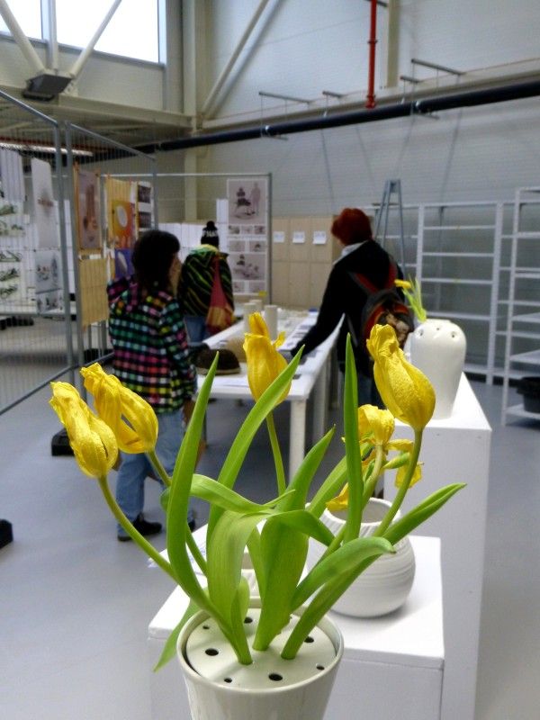 Stovky studentských klauzurních a semestrálních prací, které Ústav umění a designu představil zájemcům ve své nové budově, si prohlédli primátor Martin Baxa a jeho ekonomický náměstek Martin Zrzavecký. Návštěvu v poslední den výstavy (7. února 2013) využili rovněž k jednání s ředitelem Josefem Mišterou. Debatu vedli nejen o provozu nové budovy Ústavu umění a designu, ale rovněž o dalším zapojení tohoto subjektu do projektu Evropské hlavní město kultury 2015. (foto: Z. Kubalová)