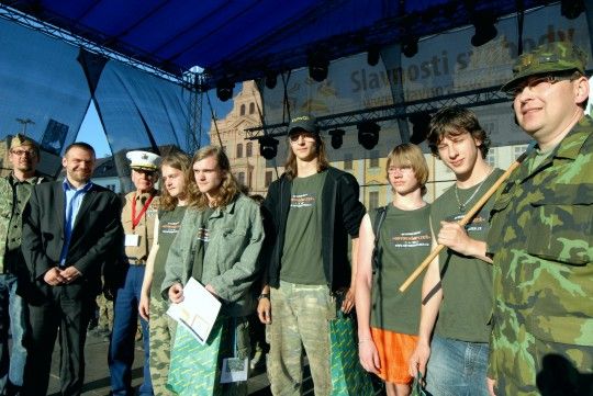 Soutěž Slavností svobody „Osvoboď Plzeň“ má svého vítěze. Stalo se jím družstvo Legie T. G. Masaryka z plzeňského Masarykova gymnázia. „Čtyři vojíni a jeden velitel“ se podívají 17. května do Čáslavi na 21. základnu taktického letectva. Taková je totiž hlavní výhra pro vítězné družstvo společně s putovní helmou generála Pattona.
Druhý post obsadila Rota GOP z Gymnázia Luďka Pika, třetí místo patří Armádě Špásu z VOŠ a SPŠE. Obě družstva získala poukázku na paintballový turnaj.