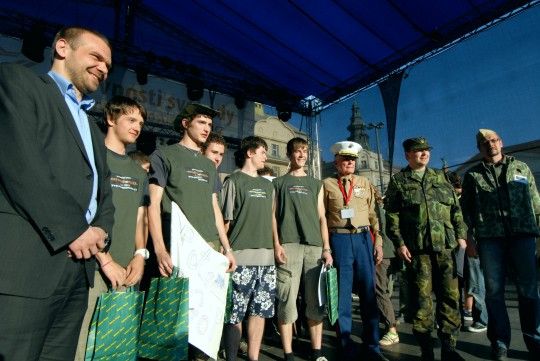 Soutěž Slavností svobody „Osvoboď Plzeň“ má svého vítěze. Stalo se jím družstvo Legie T. G. Masaryka z plzeňského Masarykova gymnázia. „Čtyři vojíni a jeden velitel“ se podívají 17. května do Čáslavi na 21. základnu taktického letectva. Taková je totiž hlavní výhra pro vítězné družstvo společně s putovní helmou generála Pattona.
Druhý post obsadila Rota GOP z Gymnázia Luďka Pika, třetí místo patří Armádě Špásu z VOŠ a SPŠE. Obě družstva získala poukázku na paintballový turnaj.