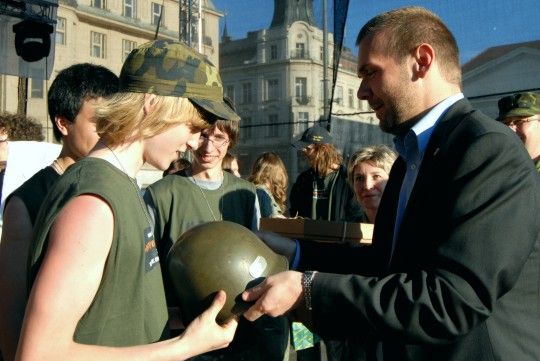 Soutěž Slavností svobody „Osvoboď Plzeň“ má svého vítěze. Stalo se jím družstvo Legie T. G. Masaryka z plzeňského Masarykova gymnázia. „Čtyři vojíni a jeden velitel“ se podívají 17. května do Čáslavi na 21. základnu taktického letectva. Taková je totiž hlavní výhra pro vítězné družstvo společně s putovní helmou generála Pattona.
Druhý post obsadila Rota GOP z Gymnázia Luďka Pika, třetí místo patří Armádě Špásu z VOŠ a SPŠE. Obě družstva získala poukázku na paintballový turnaj.