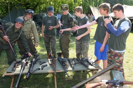 Soutěž Slavností svobody „Osvoboď Plzeň“ má svého vítěze. Stalo se jím družstvo Legie T. G. Masaryka z plzeňského Masarykova gymnázia. „Čtyři vojíni a jeden velitel“ se podívají 17. května do Čáslavi na 21. základnu taktického letectva. Taková je totiž hlavní výhra pro vítězné družstvo společně s putovní helmou generála Pattona.
Druhý post obsadila Rota GOP z Gymnázia Luďka Pika, třetí místo patří Armádě Špásu z VOŠ a SPŠE. Obě družstva získala poukázku na paintballový turnaj.