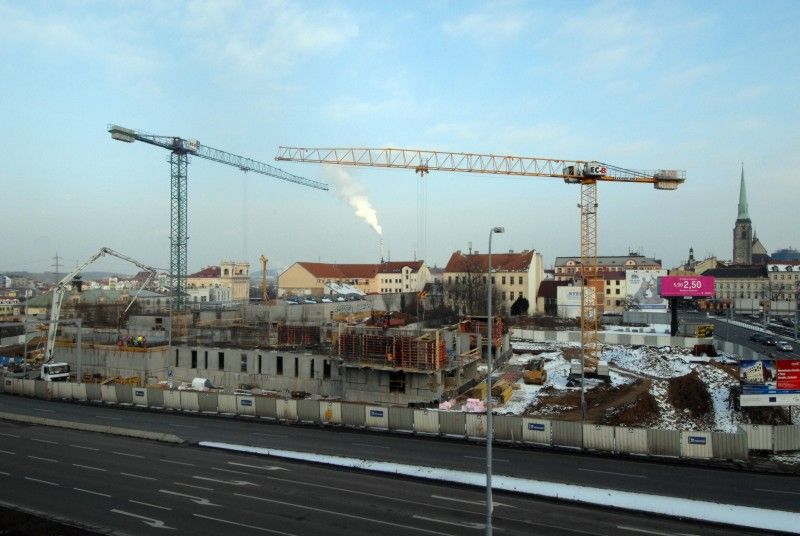 Od října do prosince minulého roku se budovaly přeložky inženýrských sítí, především na silnoproudých a slaboproudých vedeních. Kompletně byla dokončena štola včetně instalace zařízení pro kanalizační stoku. Betonovaly se obvodové a vnitřní stěny a sloupy do úrovně prvního podzemního podlaží. Rovněž se provedla svislá izolace stěn proti vodě v části na jižní straně objektu. Odbor investic magistrátu i zhotovitel směřují svoji činnost k úspěšnému dokončení stavby v souladu se smlouvou o dílo. K 31. lednu byly vyfakturovány práce v celkovém objemu 74,8 milionu korun bez DPH. (foto: 18.2.2013)