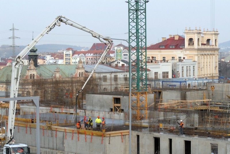 Práce na stavbě nové divadelní budovy pokračují i v zimních měsících