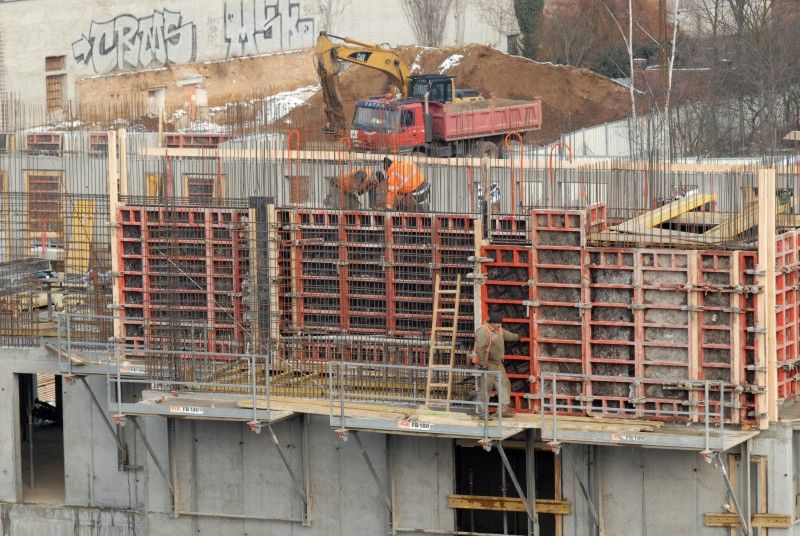 Od října do prosince minulého roku se budovaly přeložky inženýrských sítí, především na silnoproudých a slaboproudých vedeních. Kompletně byla dokončena štola včetně instalace zařízení pro kanalizační stoku. Betonovaly se obvodové a vnitřní stěny a sloupy do úrovně prvního podzemního podlaží. Rovněž se provedla svislá izolace stěn proti vodě v části na jižní straně objektu. Odbor investic magistrátu i zhotovitel směřují svoji činnost k úspěšnému dokončení stavby v souladu se smlouvou o dílo. K 31. lednu byly vyfakturovány práce v celkovém objemu 74,8 milionu korun bez DPH. (foto: 18.2.2013)