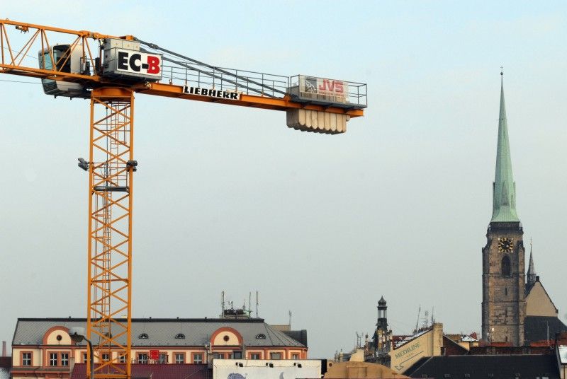 Od října do prosince minulého roku se budovaly přeložky inženýrských sítí, především na silnoproudých a slaboproudých vedeních. Kompletně byla dokončena štola včetně instalace zařízení pro kanalizační stoku. Betonovaly se obvodové a vnitřní stěny a sloupy do úrovně prvního podzemního podlaží. Rovněž se provedla svislá izolace stěn proti vodě v části na jižní straně objektu. Odbor investic magistrátu i zhotovitel směřují svoji činnost k úspěšnému dokončení stavby v souladu se smlouvou o dílo. K 31. lednu byly vyfakturovány práce v celkovém objemu 74,8 milionu korun bez DPH. (foto: 18.2.2013)