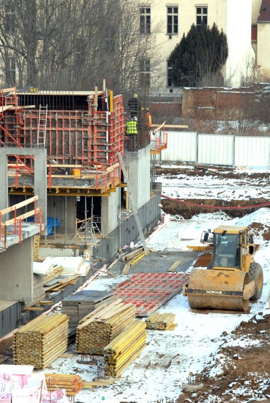 Od října do prosince minulého roku se budovaly přeložky inženýrských sítí, především na silnoproudých a slaboproudých vedeních. Kompletně byla dokončena štola včetně instalace zařízení pro kanalizační stoku. Betonovaly se obvodové a vnitřní stěny a sloupy do úrovně prvního podzemního podlaží. Rovněž se provedla svislá izolace stěn proti vodě v části na jižní straně objektu. Odbor investic magistrátu i zhotovitel směřují svoji činnost k úspěšnému dokončení stavby v souladu se smlouvou o dílo. K 31. lednu byly vyfakturovány práce v celkovém objemu 74,8 milionu korun bez DPH. (foto: 18.2.2013)