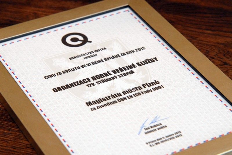 Celkem tři ocenění získalo v rámci 9. ročníku udělování cen Ministerstva vnitra za kvalitu a inovaci ve veřejné správě město Plzeň. Cena pro organizaci zvyšující kvalitu služby byla magistrátu udělena za zavedení systému environmentálního řízení a získání certifikátu kvality v této oblasti. Stříbrný stupeň ceny Organizace dobré veřejné služby úřad obdržel za zavedení systému managementu kvality a tzv. recertifikační audit. Odbor sociálních služeb Magistrátu města Plzně  získal již potřetí Cenu za inovaci, tentokrát za pilotní emergentní projekt „Integrace cizinců na úrovni samosprávy – řešení problematiky osob migrujících za prací na území města Plzně“, který je zde realizován již od roku 2008. (19.2.2013)