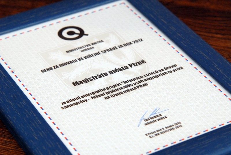 Celkem tři ocenění získalo v rámci 9. ročníku udělování cen Ministerstva vnitra za kvalitu a inovaci ve veřejné správě město Plzeň. Cena pro organizaci zvyšující kvalitu služby byla magistrátu udělena za zavedení systému environmentálního řízení a získání certifikátu kvality v této oblasti. Stříbrný stupeň ceny Organizace dobré veřejné služby úřad obdržel za zavedení systému managementu kvality a tzv. recertifikační audit. Odbor sociálních služeb Magistrátu města Plzně  získal již potřetí Cenu za inovaci, tentokrát za pilotní emergentní projekt „Integrace cizinců na úrovni samosprávy – řešení problematiky osob migrujících za prací na území města Plzně“, který je zde realizován již od roku 2008. (19.2.2013)