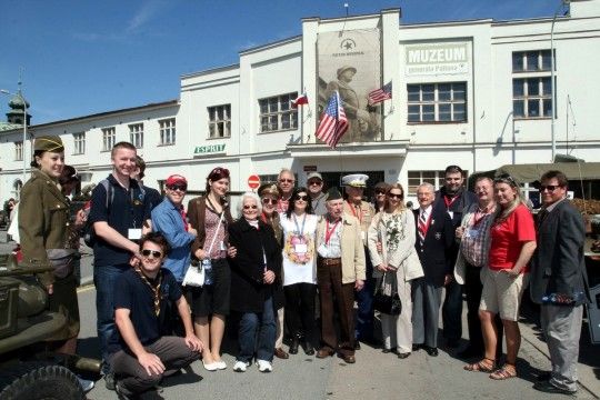Při prohlídce historických kempů doprovázela americké veterány náměstkyně primátora Eva Herinková. Veteráni se zájmem porovnávali, co měli možnost v táborech v Proluce a za Plazou vidět s tím, co zažili osobně. Jejich procházka skončila před muzeem Patton Memorial Pilsen.
