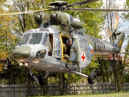 Posádka vrtulníku Sokol W-3A v čele s pilotem Žákem předvedla záchrannou akci osoby z výškové budovy, navíc s prvky vyšší pilotáže (akrobacie)