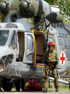 Posádka vrtulníku Sokol W-3A v čele s pilotem Žákem předvedla záchrannou akci osoby z výškové budovy, navíc s prvky vyšší pilotáže (akrobacie)