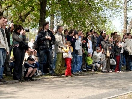 Posádka vrtulníku Sokol W-3A v čele s pilotem Žákem předvedla záchrannou akci osoby z výškové budovy, navíc s prvky vyšší pilotáže (akrobacie)
