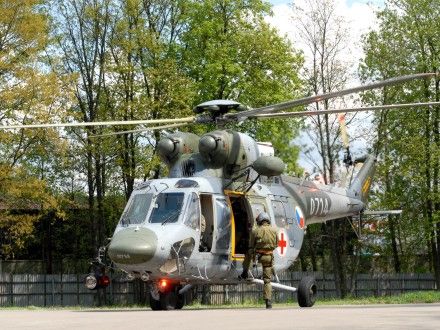 Posádka vrtulníku Sokol W-3A v čele s pilotem Žákem předvedla záchrannou akci osoby z výškové budovy, navíc s prvky vyšší pilotáže (akrobacie)
