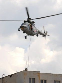 Posádka vrtulníku Sokol W-3A v čele s pilotem Žákem předvedla záchrannou akci osoby z výškové budovy, navíc s prvky vyšší pilotáže (akrobacie)