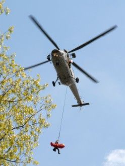 Posádka vrtulníku Sokol W-3A v čele s pilotem Žákem předvedla záchrannou akci osoby z výškové budovy, navíc s prvky vyšší pilotáže (akrobacie)