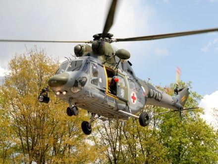 Posádka vrtulníku Sokol W-3A v čele s pilotem Žákem předvedla záchrannou akci osoby z výškové budovy, navíc s prvky vyšší pilotáže (akrobacie)