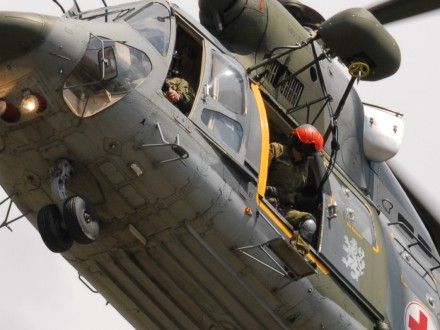 Posádka vrtulníku Sokol W-3A v čele s pilotem Žákem předvedla záchrannou akci osoby z výškové budovy, navíc s prvky vyšší pilotáže (akrobacie)