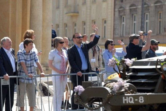 Zcela zaplněná Klatovská třída přihlížela koloně historických vozidel americké armády. Džípy, sanity, větší nákladní vozy a obrněné transportéry projížděly středem Plzně za potlesku tisíců přihlížejících a jejich výkřiků „ať žije svoboda“. Některé džípy vezly americké a belgické veterány, kteří do Plzně na oslavy osvobození přijeli. Kolona se pod Velkou synagogou rozdělila. Část techniky se pak představila před Peklem, ostatní vozy mohli lidé obdivovat na náměstí Republiky. „Do Plzně se sjelo z celé České republiky přes sto kusů vojenské techniky od jeepů po obrněné transportéry, některé byly z Německa,“ uvedl Milan Jíša, organizátor konvoje.