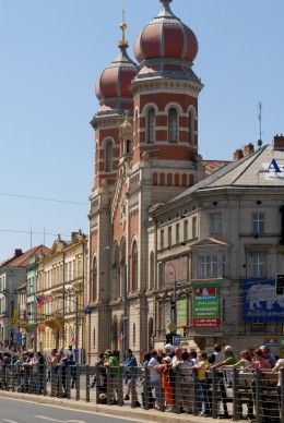 Zcela zaplněná Klatovská třída přihlížela koloně historických vozidel americké armády. Džípy, sanity, větší nákladní vozy a obrněné transportéry projížděly středem Plzně za potlesku tisíců přihlížejících a jejich výkřiků „ať žije svoboda“. Některé džípy vezly americké a belgické veterány, kteří do Plzně na oslavy osvobození přijeli. Kolona se pod Velkou synagogou rozdělila. Část techniky se pak představila před Peklem, ostatní vozy mohli lidé obdivovat na náměstí Republiky. „Do Plzně se sjelo z celé České republiky přes sto kusů vojenské techniky od jeepů po obrněné transportéry, některé byly z Německa,“ uvedl Milan Jíša, organizátor konvoje.