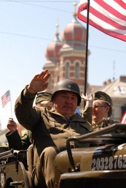 Zcela zaplněná Klatovská třída přihlížela koloně historických vozidel americké armády. Džípy, sanity, větší nákladní vozy a obrněné transportéry projížděly středem Plzně za potlesku tisíců přihlížejících a jejich výkřiků „ať žije svoboda“. Některé džípy vezly americké a belgické veterány, kteří do Plzně na oslavy osvobození přijeli. Kolona se pod Velkou synagogou rozdělila. Část techniky se pak představila před Peklem, ostatní vozy mohli lidé obdivovat na náměstí Republiky. „Do Plzně se sjelo z celé České republiky přes sto kusů vojenské techniky od jeepů po obrněné transportéry, některé byly z Německa,“ uvedl Milan Jíša, organizátor konvoje.