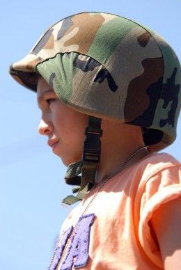 Zcela zaplněná Klatovská třída přihlížela koloně historických vozidel americké armády. Džípy, sanity, větší nákladní vozy a obrněné transportéry projížděly středem Plzně za potlesku tisíců přihlížejících a jejich výkřiků „ať žije svoboda“. Některé džípy vezly americké a belgické veterány, kteří do Plzně na oslavy osvobození přijeli. Kolona se pod Velkou synagogou rozdělila. Část techniky se pak představila před Peklem, ostatní vozy mohli lidé obdivovat na náměstí Republiky. „Do Plzně se sjelo z celé České republiky přes sto kusů vojenské techniky od jeepů po obrněné transportéry, některé byly z Německa,“ uvedl Milan Jíša, organizátor konvoje.