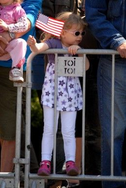 Zcela zaplněná Klatovská třída přihlížela koloně historických vozidel americké armády. Džípy, sanity, větší nákladní vozy a obrněné transportéry projížděly středem Plzně za potlesku tisíců přihlížejících a jejich výkřiků „ať žije svoboda“. Některé džípy vezly americké a belgické veterány, kteří do Plzně na oslavy osvobození přijeli. Kolona se pod Velkou synagogou rozdělila. Část techniky se pak představila před Peklem, ostatní vozy mohli lidé obdivovat na náměstí Republiky. „Do Plzně se sjelo z celé České republiky přes sto kusů vojenské techniky od jeepů po obrněné transportéry, některé byly z Německa,“ uvedl Milan Jíša, organizátor konvoje.