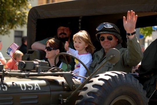 Zcela zaplněná Klatovská třída přihlížela koloně historických vozidel americké armády. Džípy, sanity, větší nákladní vozy a obrněné transportéry projížděly středem Plzně za potlesku tisíců přihlížejících a jejich výkřiků „ať žije svoboda“. Některé džípy vezly americké a belgické veterány, kteří do Plzně na oslavy osvobození přijeli. Kolona se pod Velkou synagogou rozdělila. Část techniky se pak představila před Peklem, ostatní vozy mohli lidé obdivovat na náměstí Republiky. „Do Plzně se sjelo z celé České republiky přes sto kusů vojenské techniky od jeepů po obrněné transportéry, některé byly z Německa,“ uvedl Milan Jíša, organizátor konvoje.