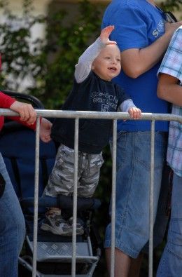 Zcela zaplněná Klatovská třída přihlížela koloně historických vozidel americké armády. Džípy, sanity, větší nákladní vozy a obrněné transportéry projížděly středem Plzně za potlesku tisíců přihlížejících a jejich výkřiků „ať žije svoboda“. Některé džípy vezly americké a belgické veterány, kteří do Plzně na oslavy osvobození přijeli. Kolona se pod Velkou synagogou rozdělila. Část techniky se pak představila před Peklem, ostatní vozy mohli lidé obdivovat na náměstí Republiky. „Do Plzně se sjelo z celé České republiky přes sto kusů vojenské techniky od jeepů po obrněné transportéry, některé byly z Německa,“ uvedl Milan Jíša, organizátor konvoje.