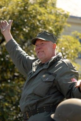 Zcela zaplněná Klatovská třída přihlížela koloně historických vozidel americké armády. Džípy, sanity, větší nákladní vozy a obrněné transportéry projížděly středem Plzně za potlesku tisíců přihlížejících a jejich výkřiků „ať žije svoboda“. Některé džípy vezly americké a belgické veterány, kteří do Plzně na oslavy osvobození přijeli. Kolona se pod Velkou synagogou rozdělila. Část techniky se pak představila před Peklem, ostatní vozy mohli lidé obdivovat na náměstí Republiky. „Do Plzně se sjelo z celé České republiky přes sto kusů vojenské techniky od jeepů po obrněné transportéry, některé byly z Německa,“ uvedl Milan Jíša, organizátor konvoje.