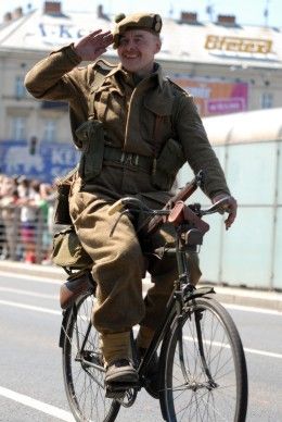 Zcela zaplněná Klatovská třída přihlížela koloně historických vozidel americké armády. Džípy, sanity, větší nákladní vozy a obrněné transportéry projížděly středem Plzně za potlesku tisíců přihlížejících a jejich výkřiků „ať žije svoboda“. Některé džípy vezly americké a belgické veterány, kteří do Plzně na oslavy osvobození přijeli. Kolona se pod Velkou synagogou rozdělila. Část techniky se pak představila před Peklem, ostatní vozy mohli lidé obdivovat na náměstí Republiky. „Do Plzně se sjelo z celé České republiky přes sto kusů vojenské techniky od jeepů po obrněné transportéry, některé byly z Německa,“ uvedl Milan Jíša, organizátor konvoje.