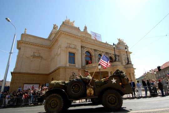 Zcela zaplněná Klatovská třída přihlížela koloně historických vozidel americké armády. Džípy, sanity, větší nákladní vozy a obrněné transportéry projížděly středem Plzně za potlesku tisíců přihlížejících a jejich výkřiků „ať žije svoboda“. Některé džípy vezly americké a belgické veterány, kteří do Plzně na oslavy osvobození přijeli. Kolona se pod Velkou synagogou rozdělila. Část techniky se pak představila před Peklem, ostatní vozy mohli lidé obdivovat na náměstí Republiky. „Do Plzně se sjelo z celé České republiky přes sto kusů vojenské techniky od jeepů po obrněné transportéry, některé byly z Německa,“ uvedl Milan Jíša, organizátor konvoje.