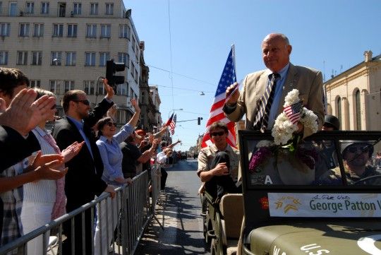 Zcela zaplněná Klatovská třída přihlížela koloně historických vozidel americké armády. Džípy, sanity, větší nákladní vozy a obrněné transportéry projížděly středem Plzně za potlesku tisíců přihlížejících a jejich výkřiků „ať žije svoboda“. Některé džípy vezly americké a belgické veterány, kteří do Plzně na oslavy osvobození přijeli. Kolona se pod Velkou synagogou rozdělila. Část techniky se pak představila před Peklem, ostatní vozy mohli lidé obdivovat na náměstí Republiky. „Do Plzně se sjelo z celé České republiky přes sto kusů vojenské techniky od jeepů po obrněné transportéry, některé byly z Německa,“ uvedl Milan Jíša, organizátor konvoje.