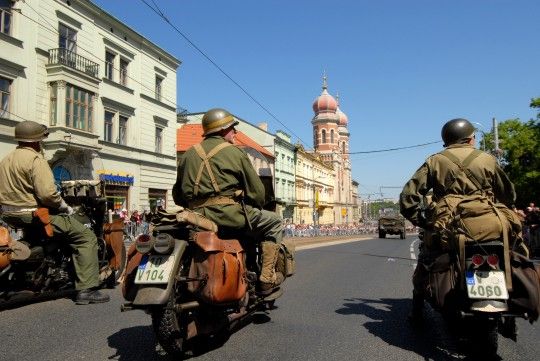 Zcela zaplněná Klatovská třída přihlížela koloně historických vozidel americké armády. Džípy, sanity, větší nákladní vozy a obrněné transportéry projížděly středem Plzně za potlesku tisíců přihlížejících a jejich výkřiků „ať žije svoboda“. Některé džípy vezly americké a belgické veterány, kteří do Plzně na oslavy osvobození přijeli. Kolona se pod Velkou synagogou rozdělila. Část techniky se pak představila před Peklem, ostatní vozy mohli lidé obdivovat na náměstí Republiky. „Do Plzně se sjelo z celé České republiky přes sto kusů vojenské techniky od jeepů po obrněné transportéry, některé byly z Německa,“ uvedl Milan Jíša, organizátor konvoje.