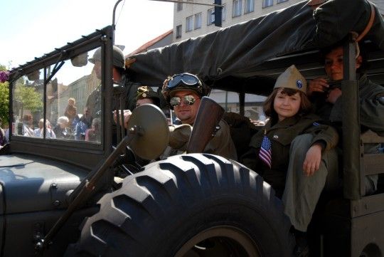 Zcela zaplněná Klatovská třída přihlížela koloně historických vozidel americké armády. Džípy, sanity, větší nákladní vozy a obrněné transportéry projížděly středem Plzně za potlesku tisíců přihlížejících a jejich výkřiků „ať žije svoboda“. Některé džípy vezly americké a belgické veterány, kteří do Plzně na oslavy osvobození přijeli. Kolona se pod Velkou synagogou rozdělila. Část techniky se pak představila před Peklem, ostatní vozy mohli lidé obdivovat na náměstí Republiky. „Do Plzně se sjelo z celé České republiky přes sto kusů vojenské techniky od jeepů po obrněné transportéry, některé byly z Německa,“ uvedl Milan Jíša, organizátor konvoje.