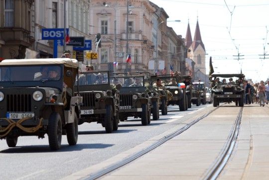 Zcela zaplněná Klatovská třída přihlížela koloně historických vozidel americké armády. Džípy, sanity, větší nákladní vozy a obrněné transportéry projížděly středem Plzně za potlesku tisíců přihlížejících a jejich výkřiků „ať žije svoboda“. Některé džípy vezly americké a belgické veterány, kteří do Plzně na oslavy osvobození přijeli. Kolona se pod Velkou synagogou rozdělila. Část techniky se pak představila před Peklem, ostatní vozy mohli lidé obdivovat na náměstí Republiky. „Do Plzně se sjelo z celé České republiky přes sto kusů vojenské techniky od jeepů po obrněné transportéry, některé byly z Německa,“ uvedl Milan Jíša, organizátor konvoje.
