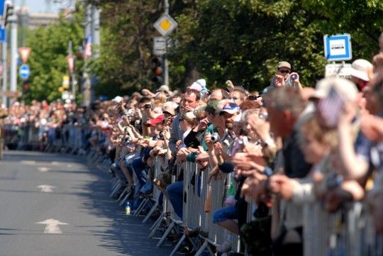 Zcela zaplněná Klatovská třída přihlížela koloně historických vozidel americké armády. Džípy, sanity, větší nákladní vozy a obrněné transportéry projížděly středem Plzně za potlesku tisíců přihlížejících a jejich výkřiků „ať žije svoboda“. Některé džípy vezly americké a belgické veterány, kteří do Plzně na oslavy osvobození přijeli. Kolona se pod Velkou synagogou rozdělila. Část techniky se pak představila před Peklem, ostatní vozy mohli lidé obdivovat na náměstí Republiky. „Do Plzně se sjelo z celé České republiky přes sto kusů vojenské techniky od jeepů po obrněné transportéry, některé byly z Německa,“ uvedl Milan Jíša, organizátor konvoje.