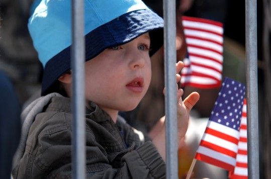 Zcela zaplněná Klatovská třída přihlížela koloně historických vozidel americké armády. Džípy, sanity, větší nákladní vozy a obrněné transportéry projížděly středem Plzně za potlesku tisíců přihlížejících a jejich výkřiků „ať žije svoboda“. Některé džípy vezly americké a belgické veterány, kteří do Plzně na oslavy osvobození přijeli. Kolona se pod Velkou synagogou rozdělila. Část techniky se pak představila před Peklem, ostatní vozy mohli lidé obdivovat na náměstí Republiky. „Do Plzně se sjelo z celé České republiky přes sto kusů vojenské techniky od jeepů po obrněné transportéry, některé byly z Německa,“ uvedl Milan Jíša, organizátor konvoje.