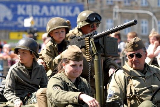 Zcela zaplněná Klatovská třída přihlížela koloně historických vozidel americké armády. Džípy, sanity, větší nákladní vozy a obrněné transportéry projížděly středem Plzně za potlesku tisíců přihlížejících a jejich výkřiků „ať žije svoboda“. Některé džípy vezly americké a belgické veterány, kteří do Plzně na oslavy osvobození přijeli. Kolona se pod Velkou synagogou rozdělila. Část techniky se pak představila před Peklem, ostatní vozy mohli lidé obdivovat na náměstí Republiky. „Do Plzně se sjelo z celé České republiky přes sto kusů vojenské techniky od jeepů po obrněné transportéry, některé byly z Německa,“ uvedl Milan Jíša, organizátor konvoje.