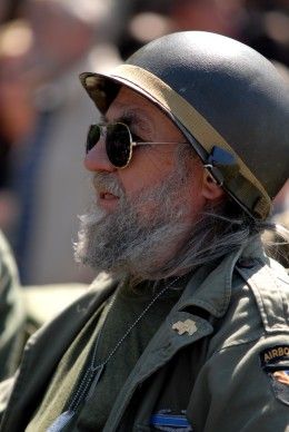 Zcela zaplněná Klatovská třída přihlížela koloně historických vozidel americké armády. Džípy, sanity, větší nákladní vozy a obrněné transportéry projížděly středem Plzně za potlesku tisíců přihlížejících a jejich výkřiků „ať žije svoboda“. Některé džípy vezly americké a belgické veterány, kteří do Plzně na oslavy osvobození přijeli. Kolona se pod Velkou synagogou rozdělila. Část techniky se pak představila před Peklem, ostatní vozy mohli lidé obdivovat na náměstí Republiky. „Do Plzně se sjelo z celé České republiky přes sto kusů vojenské techniky od jeepů po obrněné transportéry, některé byly z Německa,“ uvedl Milan Jíša, organizátor konvoje.