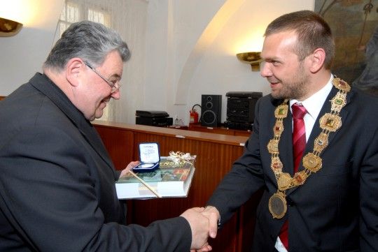 Primátor Baxa a náměstkyně Herinková se sešli s Mons. Dominikem Dukou. Poté zahájili výstavu o životě a době kardinála Berana „Milovat dobro a odporovat zlu“ ve Smetanových sadech.