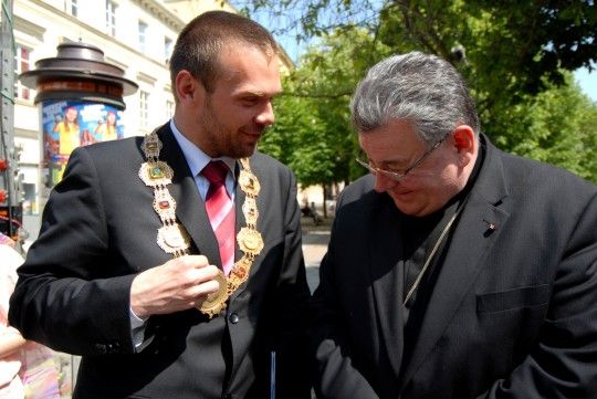 Primátor Baxa a náměstkyně Herinková se sešli s Mons. Dominikem Dukou. Poté zahájili výstavu o životě a době kardinála Berana „Milovat dobro a odporovat zlu“ ve Smetanových sadech.