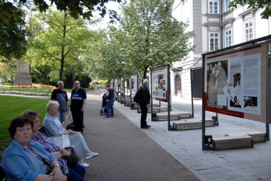 Primátor Baxa a náměstkyně Herinková se sešli s Mons. Dominikem Dukou. Poté zahájili výstavu o životě a době kardinála Berana „Milovat dobro a odporovat zlu“ ve Smetanových sadech.