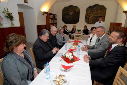 Primátor Baxa a náměstkyně Herinková se sešli s Mons. Dominikem Dukou. Poté zahájili výstavu o životě a době kardinála Berana „Milovat dobro a odporovat zlu“ ve Smetanových sadech.