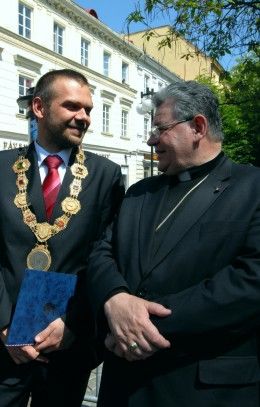 Primátor Baxa a náměstkyně Herinková se sešli s Mons. Dominikem Dukou. Poté zahájili výstavu o životě a době kardinála Berana „Milovat dobro a odporovat zlu“ ve Smetanových sadech.